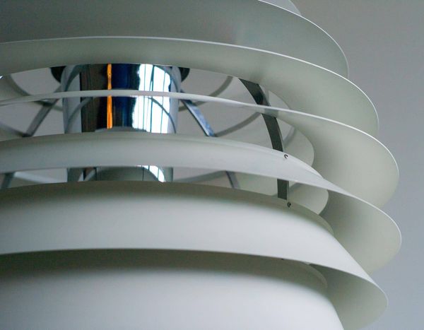 Suspension du début du siècle dernier du Louvre par Poul Henningsen pour Louis Poulsen, 1962.