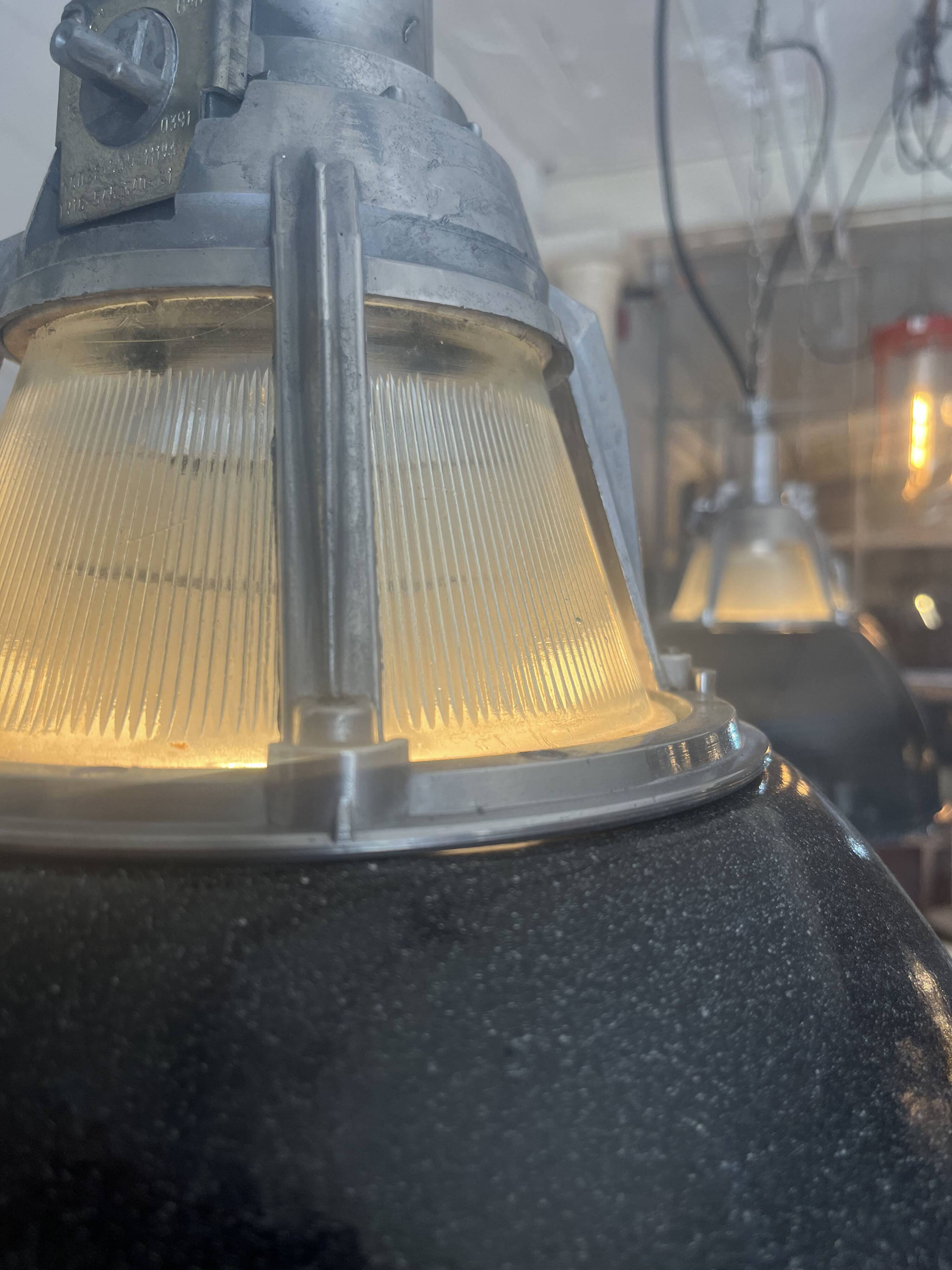 „Alma“ Ukrainische Industrieleuchte schwarz