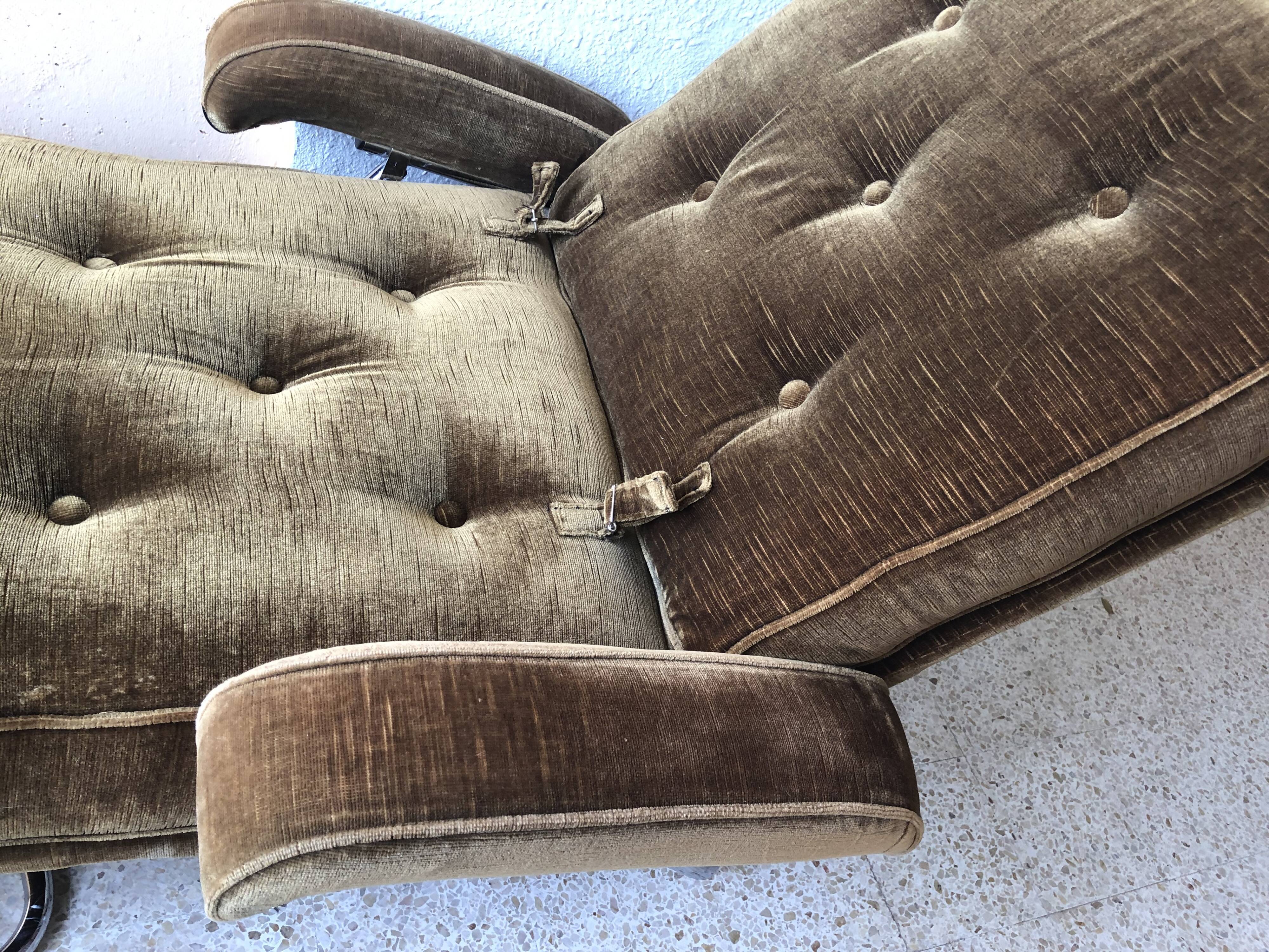 Seventies long chair in ochre velvet