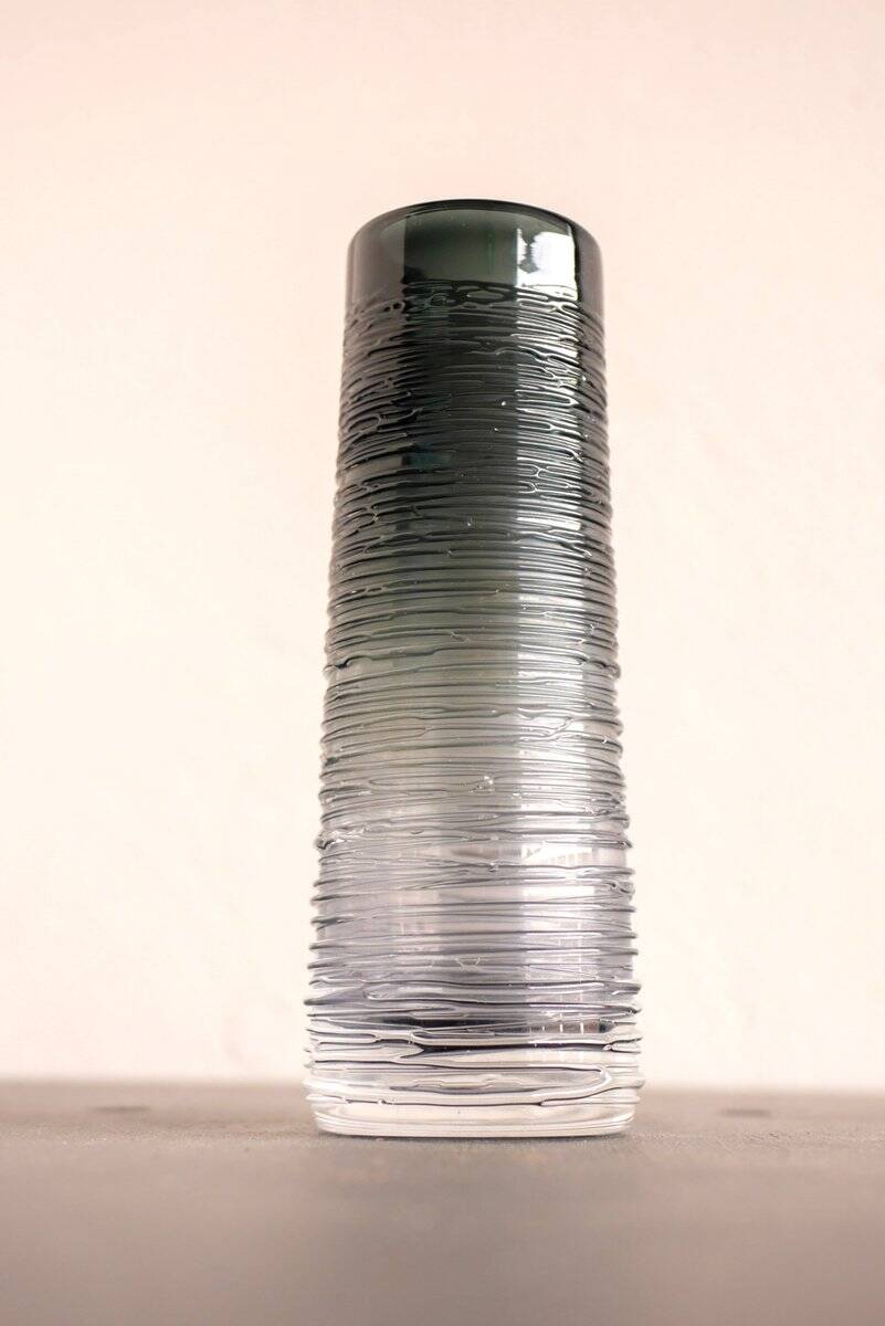 Vase en verre cristal art scandinave moderne du milieu du siècle en couleur gris fumé par Edenfalk, Skruf, Suède.