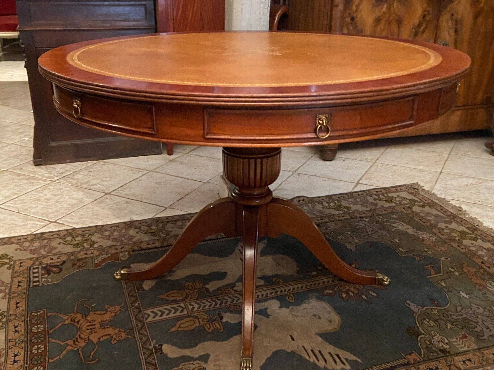 Circular table in light mahogany and leather base claw English style
