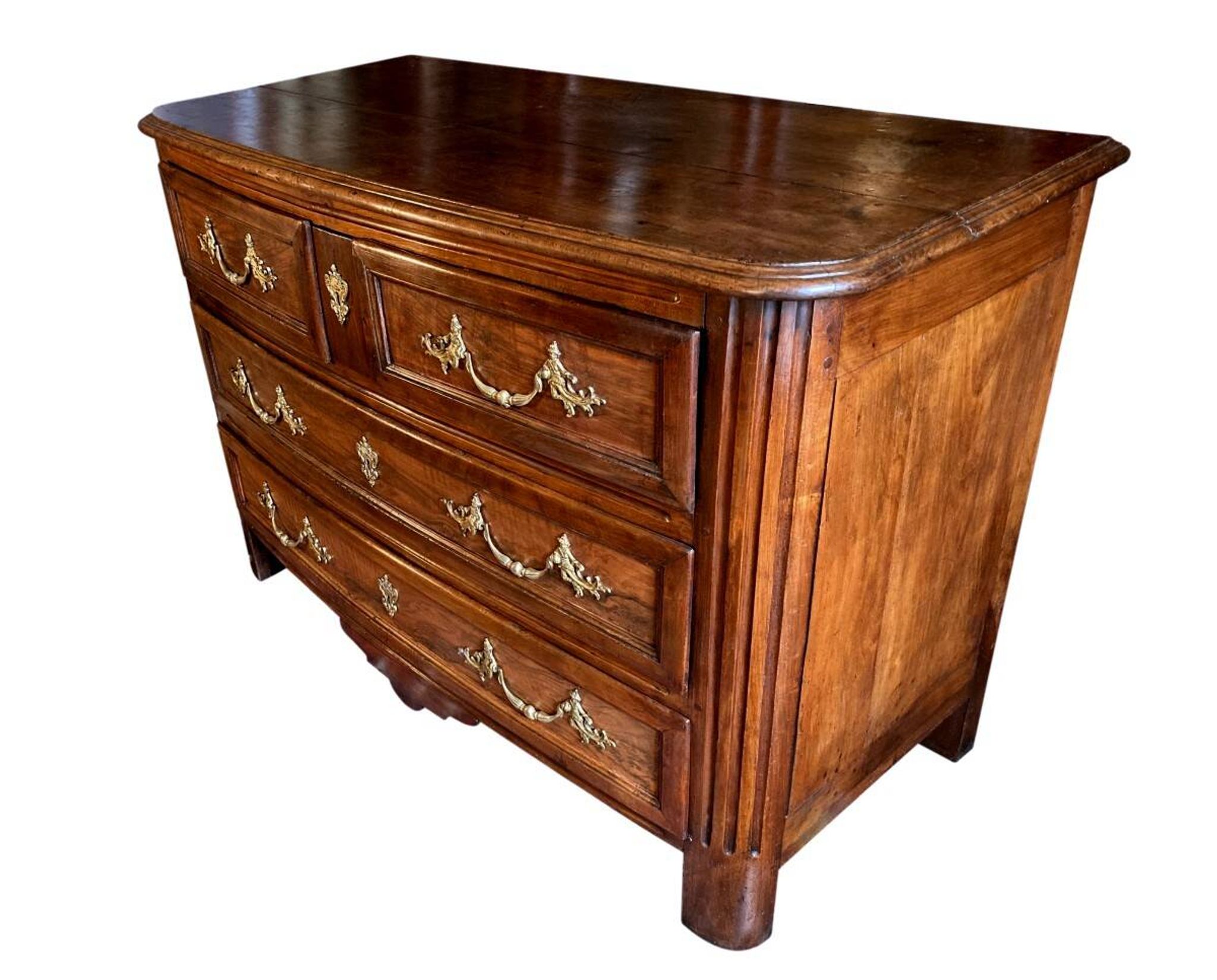 Commode en noyer Régence poignées aux chinois XVIIIe siècle