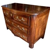 Commode en noyer Régence poignées aux chinois XVIIIe siècle