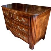 Commode en noyer Régence poignées aux chinois XVIIIe siècle