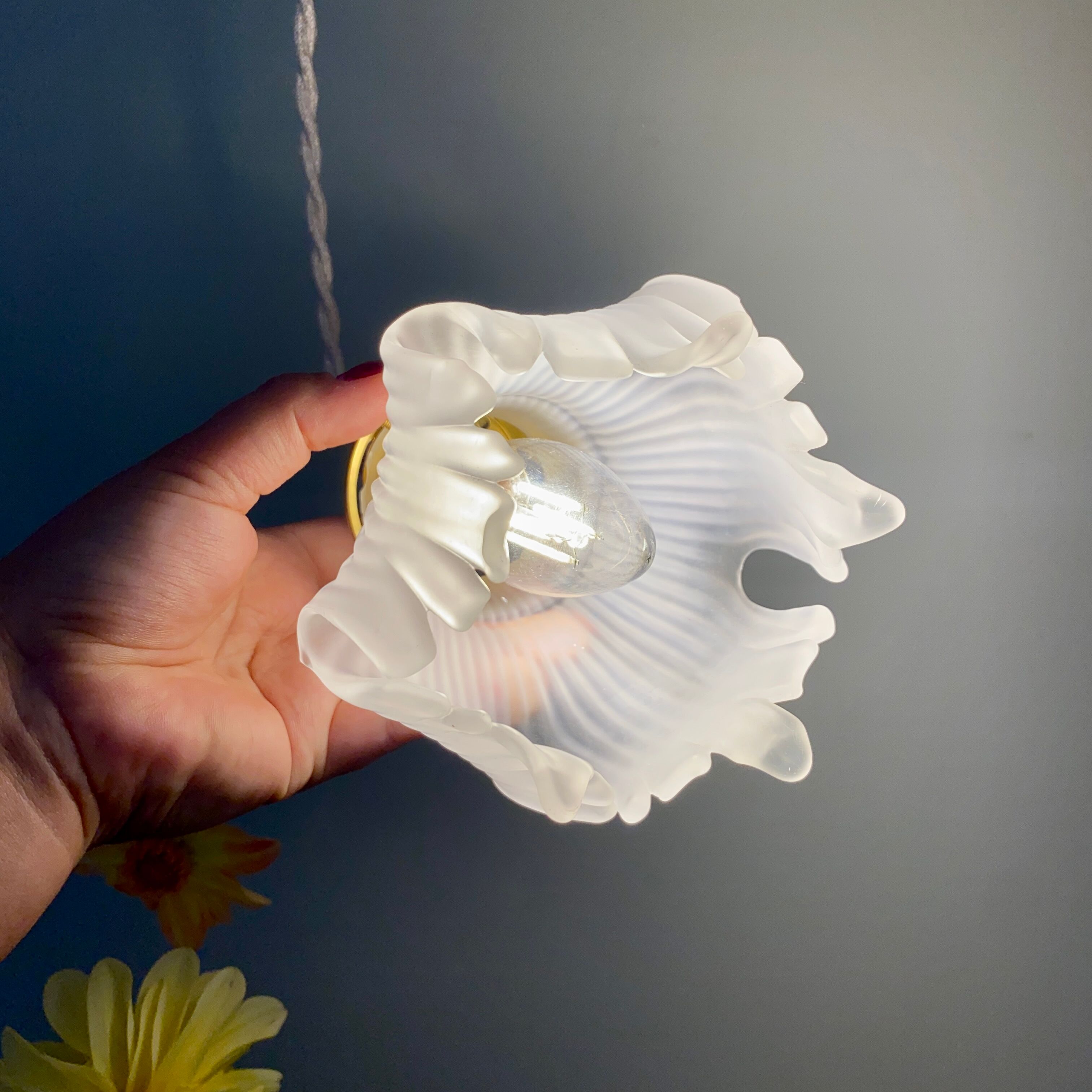 Vintage art deco tulip ride in frosted glass, flower shape