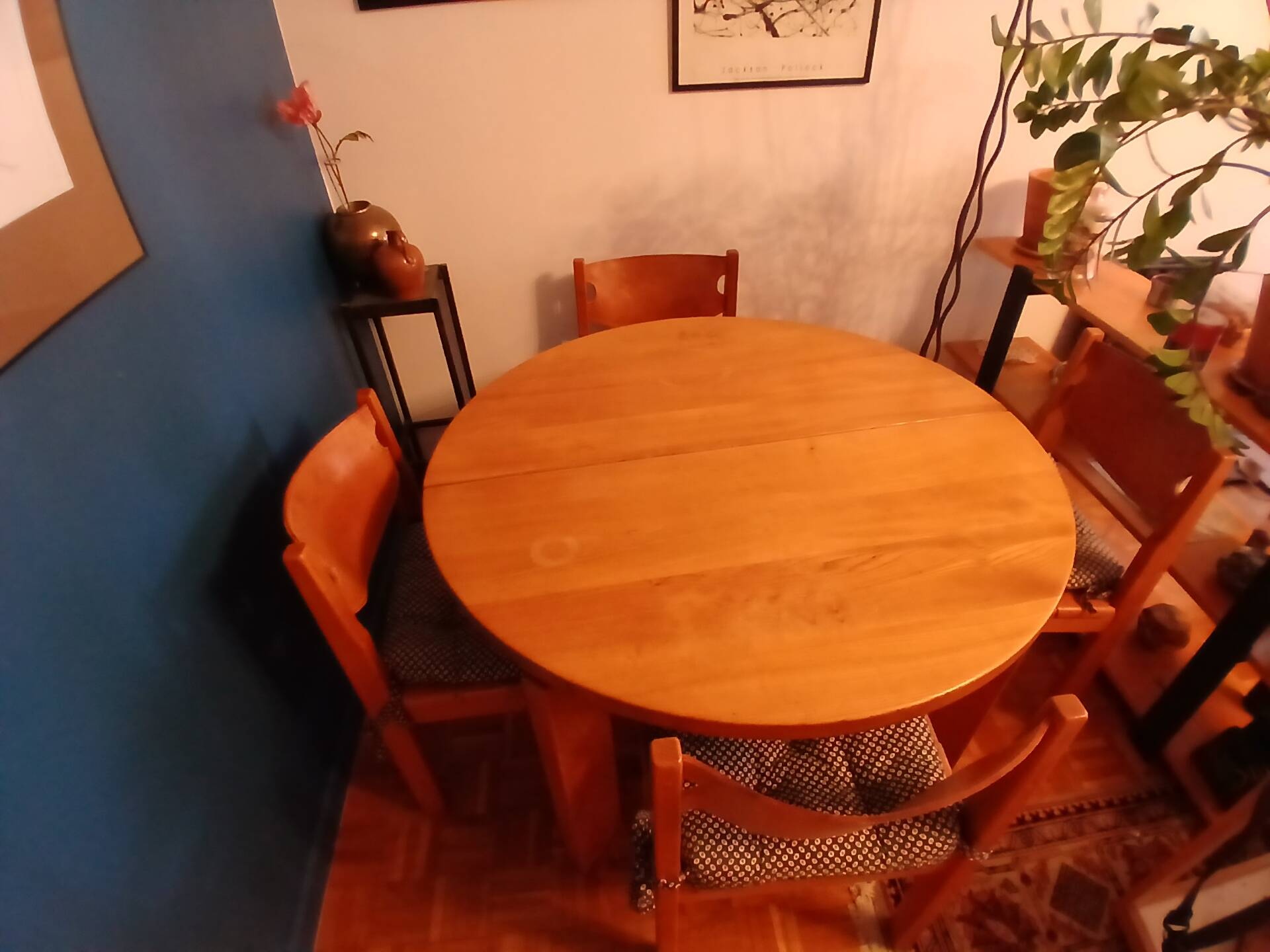 Maison Regain table ronde et chaises en orme massif