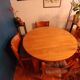 Maison Regain table ronde et chaises en orme massif