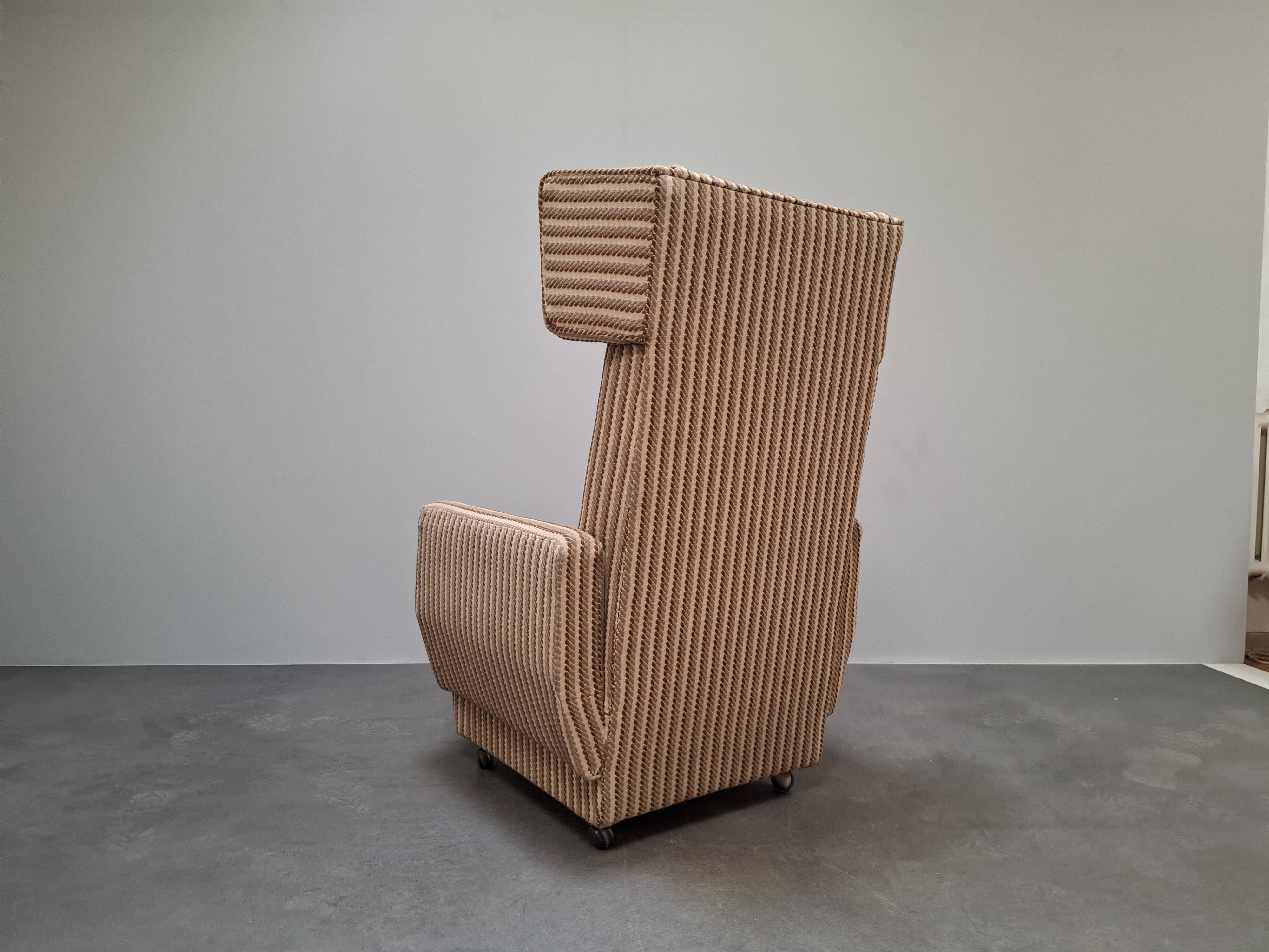 Fauteuil à oreilles de style mid-century moderne