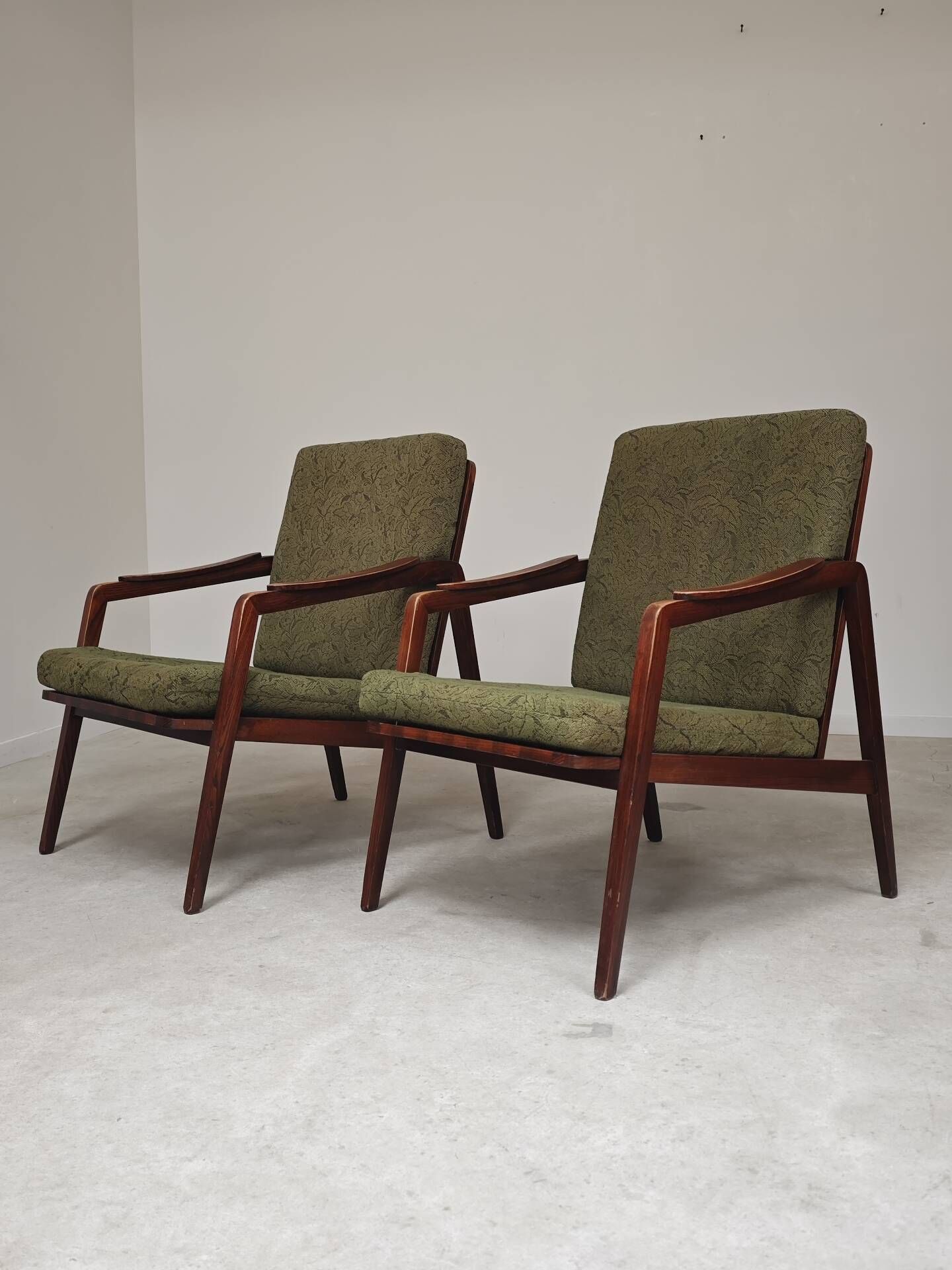 Pair of wooden armchairs Uluv green fabric 1960