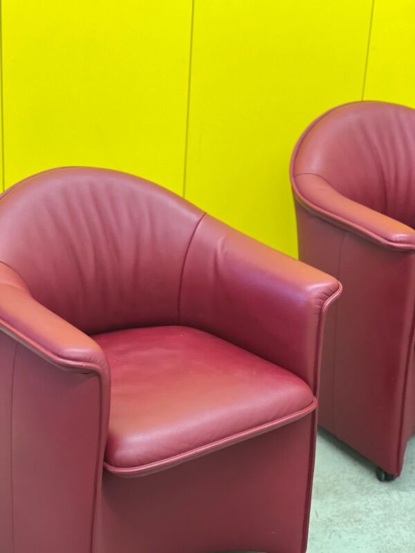 Fauteuil à roulettes en cuir rouge, maison de sede. (prix pour un)