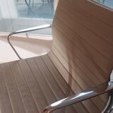 Good condition - EA 108 office chair in beige fabric and aluminum by Charles & Ray Eames for Herman Miller, signed - 1958