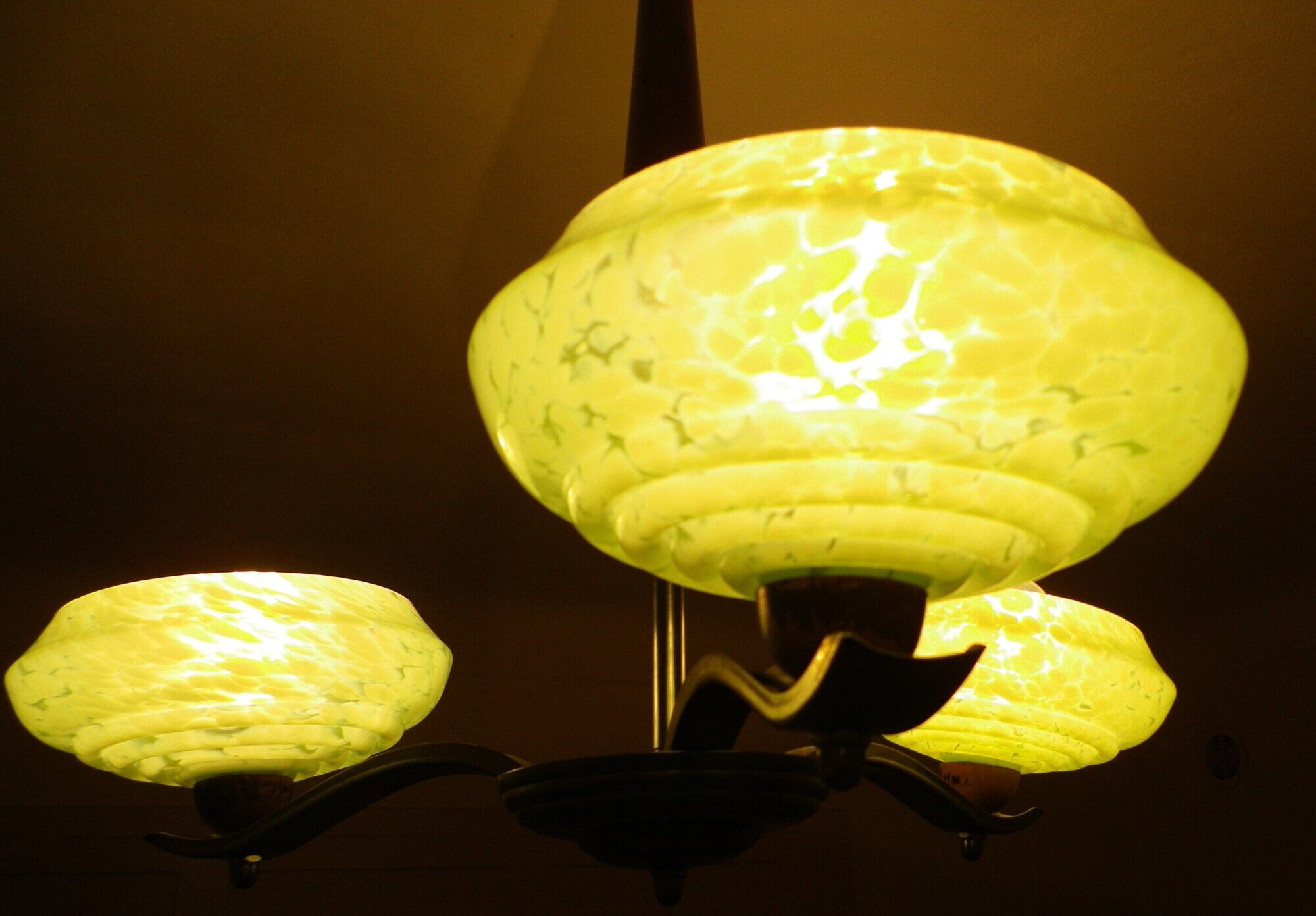 Lustre en opaline des années 1960