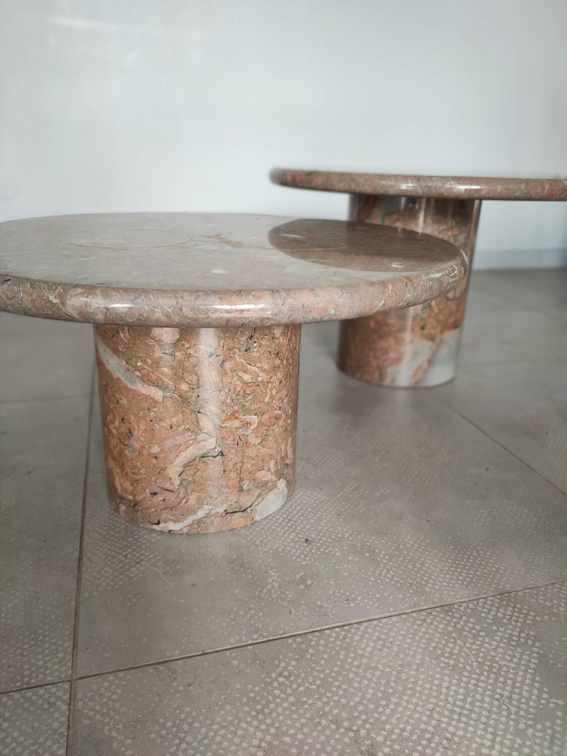 Deux tables basses en marbre de Vérone