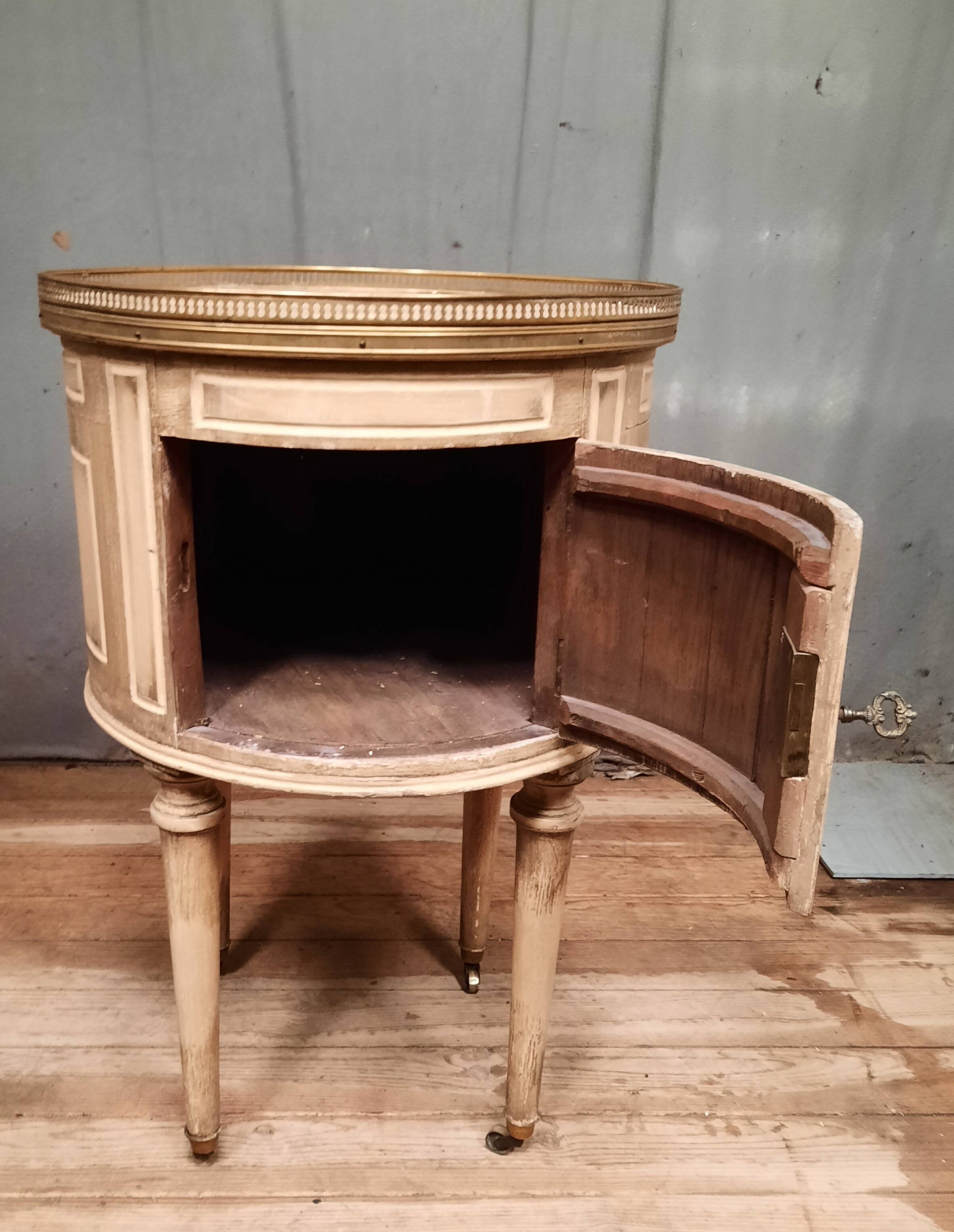 Chevet rond peint en trompe l œil