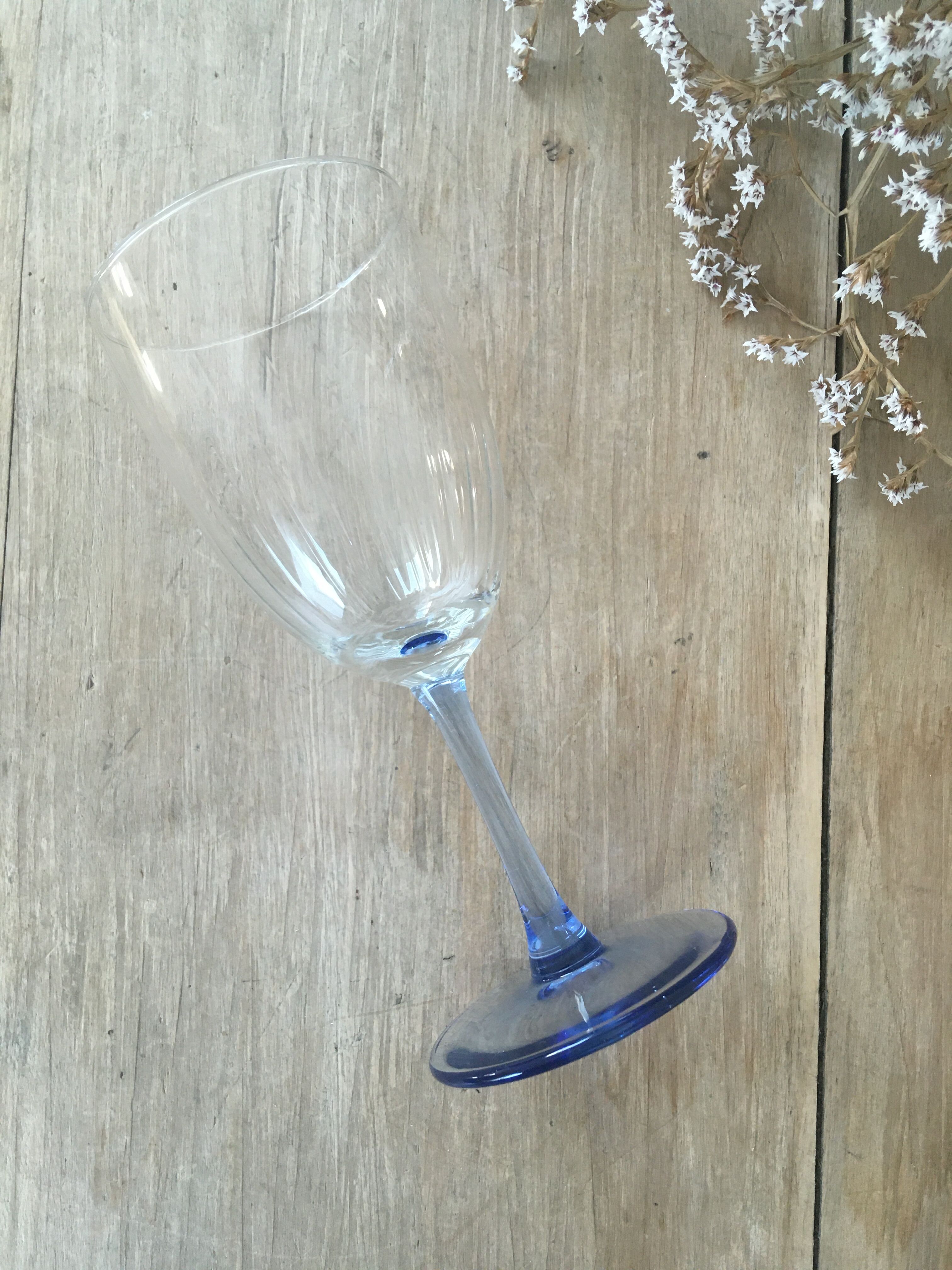 Verres striés à pied bleu