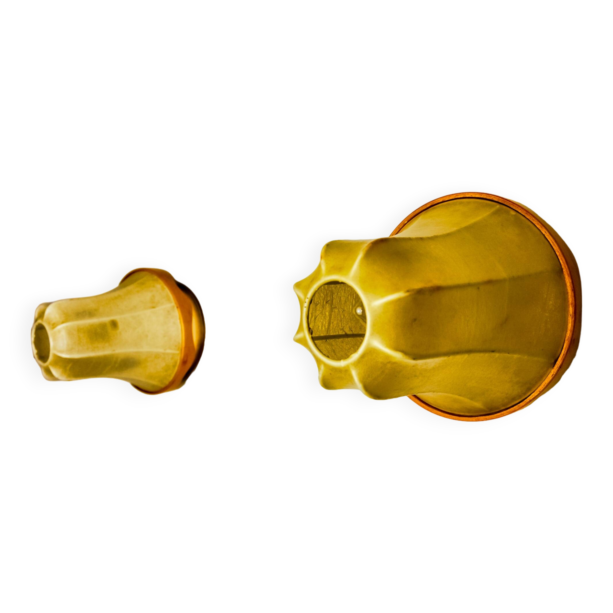 Pair of "cocoon" wall lights, pear shape, resin and pine, Italy, 1970