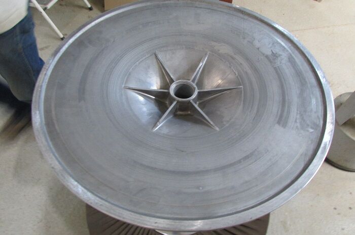 Table ronde pied tulipe design