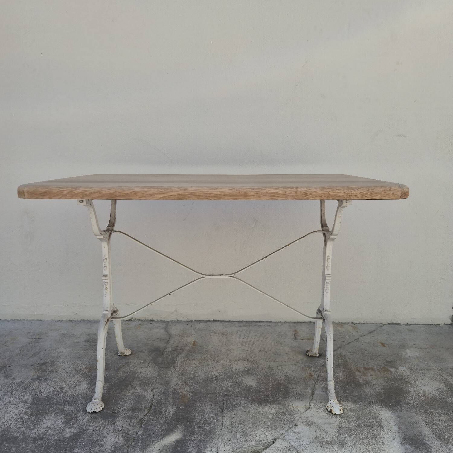 Table de bistrot ancienne en bois aérogommé et fonte