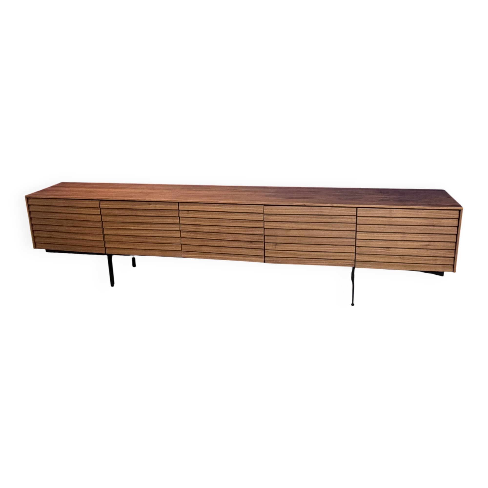 Large 3-metre sideboard in walnut by the manufacturer Punt Mobles.