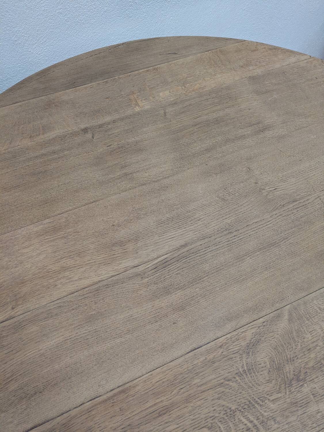 Round table in raw oak