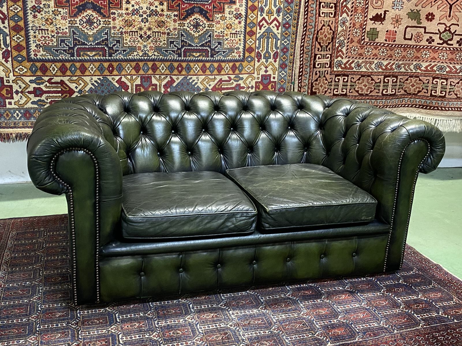 Chesterfield 2-seater green leather sofa from the 1980s