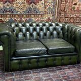 Chesterfield 2-seater green leather sofa from the 1980s
