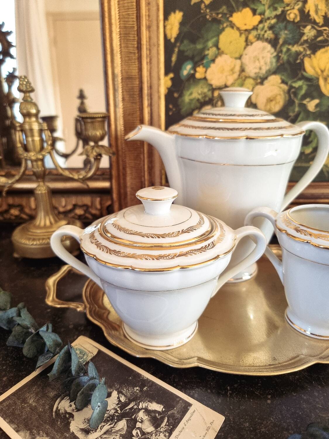 Coffee/tea pot, milk jug and sugar bowl