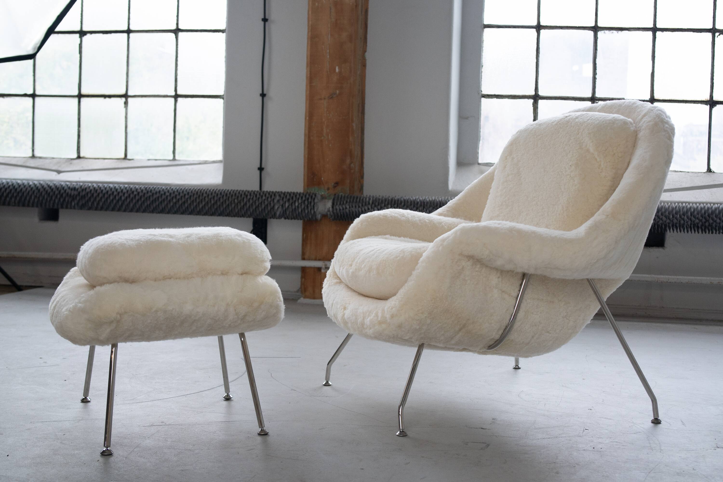 Womb Chair and Ottoman in fluffy white fabric by Eero Saarinen