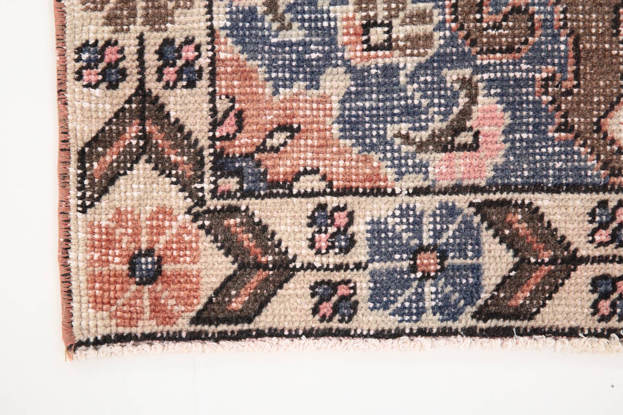 Tapis oriental vintage en laine, médaillon géométrique corail et bleu