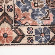 Tapis oriental vintage en laine, médaillon géométrique corail et bleu