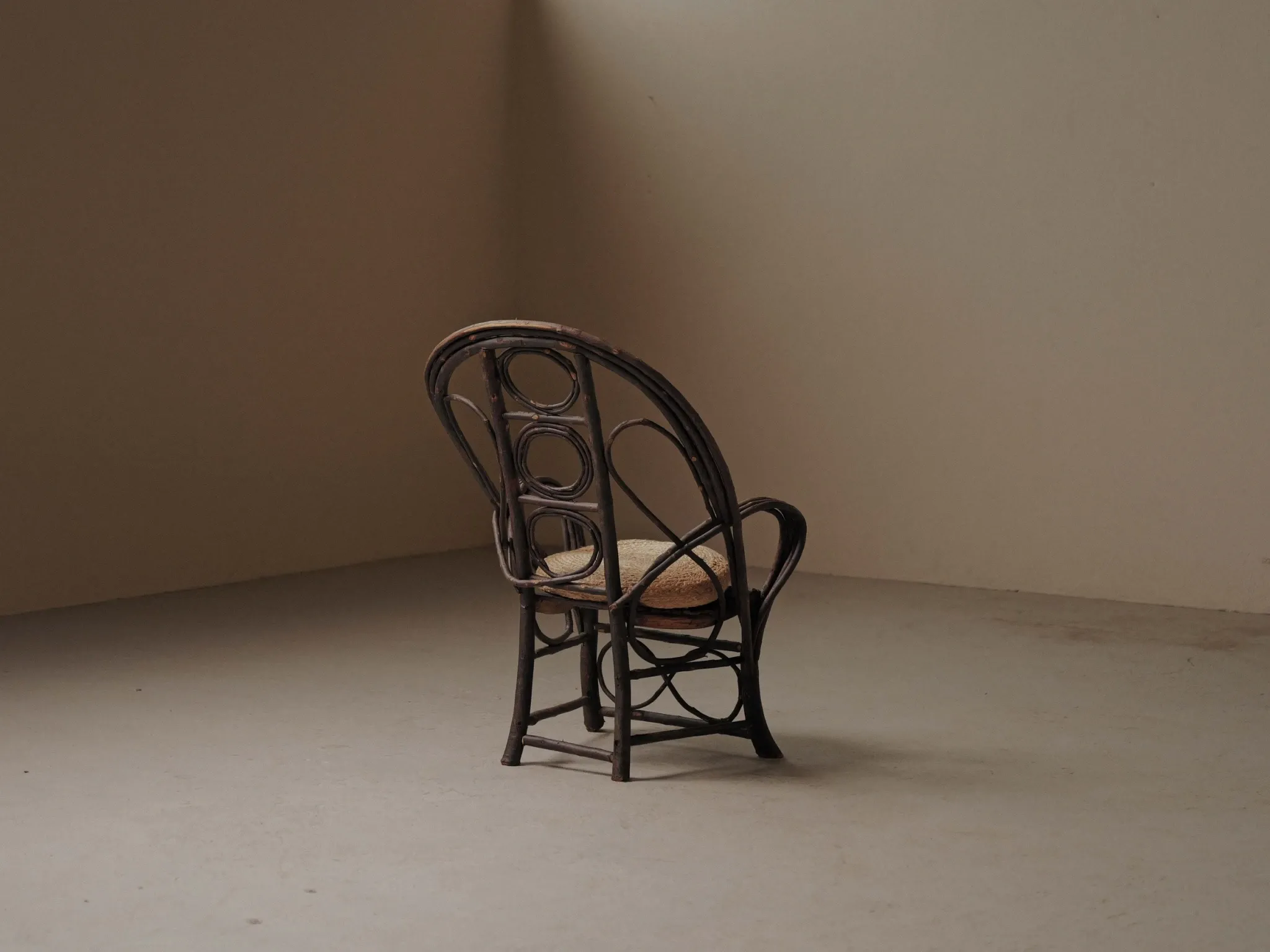 Fauteuil sculptural en bois courbé , Art Populaire, vers 1900