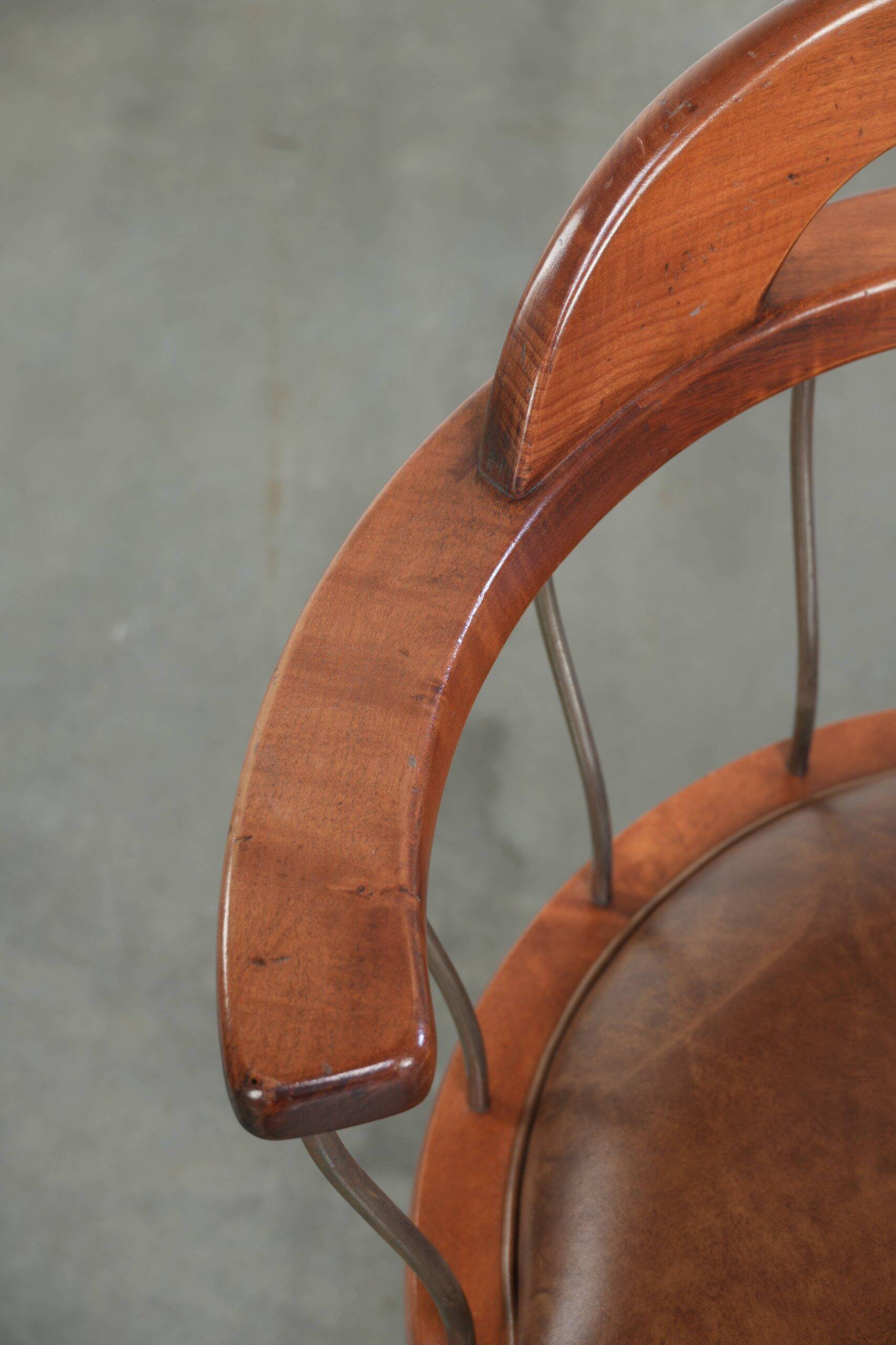 Set of 2 swivel/office chairs with a cognac-coloured cow leather seat
