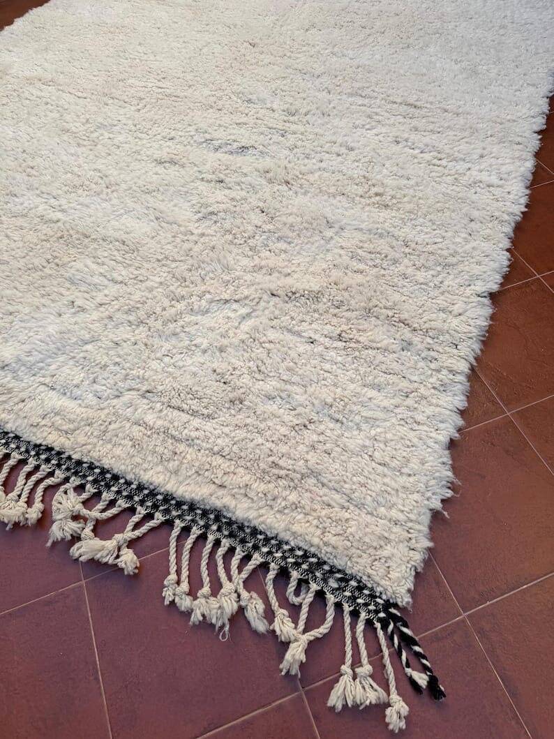 Traditional hand-woven white Berber rug, size 150 x 250 cm
