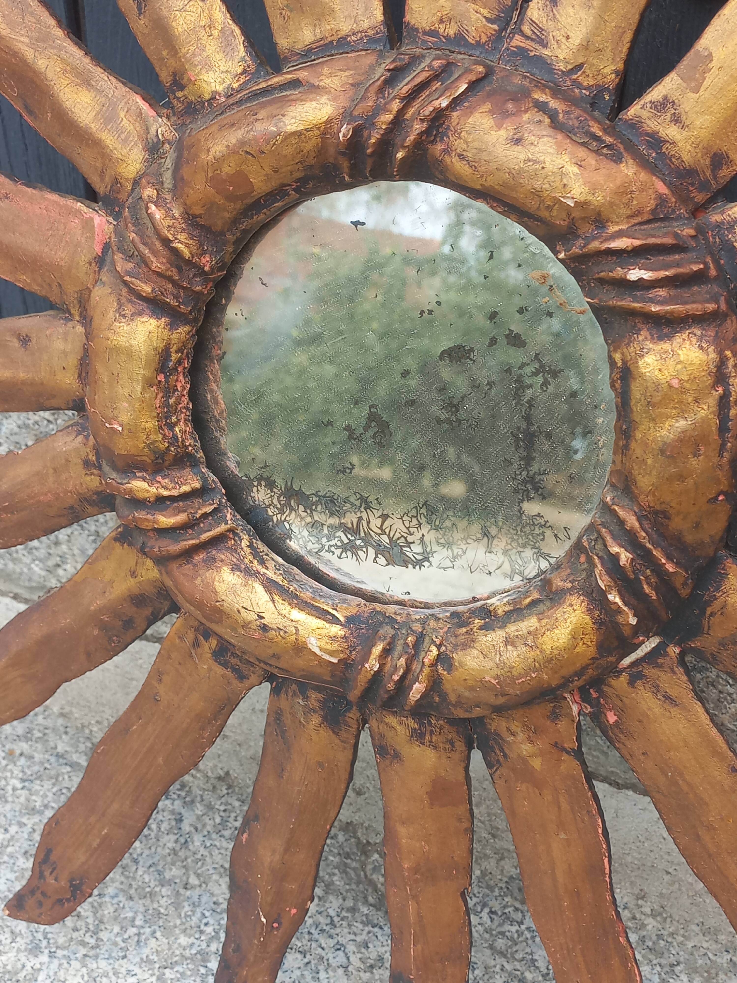 Miroir soleil en bois et stuc doré, années 50
