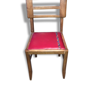 Chaise en bois a coussin rouge