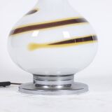 Lampe en verre blanc à décor d’une spirale marron et jaune, années 1970