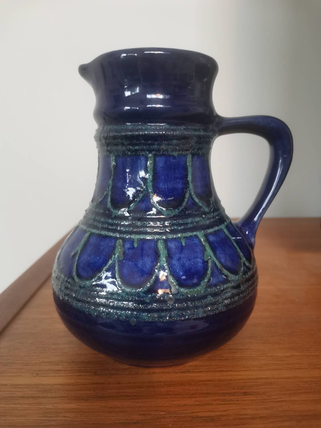 Vase pichet vintage en poterie Strehla – Céramique est-allemande du milieu du siècle, noir