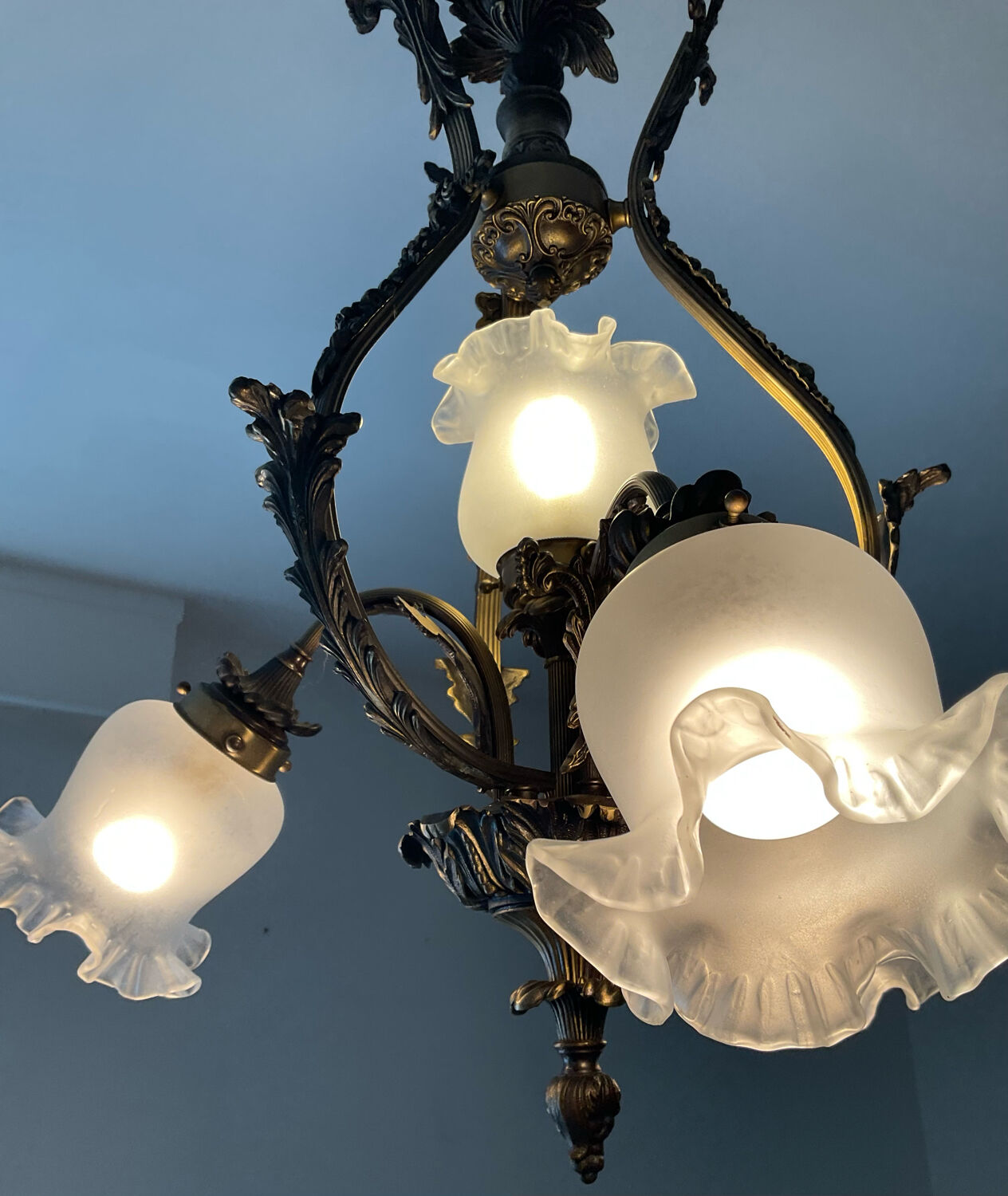 Ancien lustre cage en bronze et 4 feux tulipe