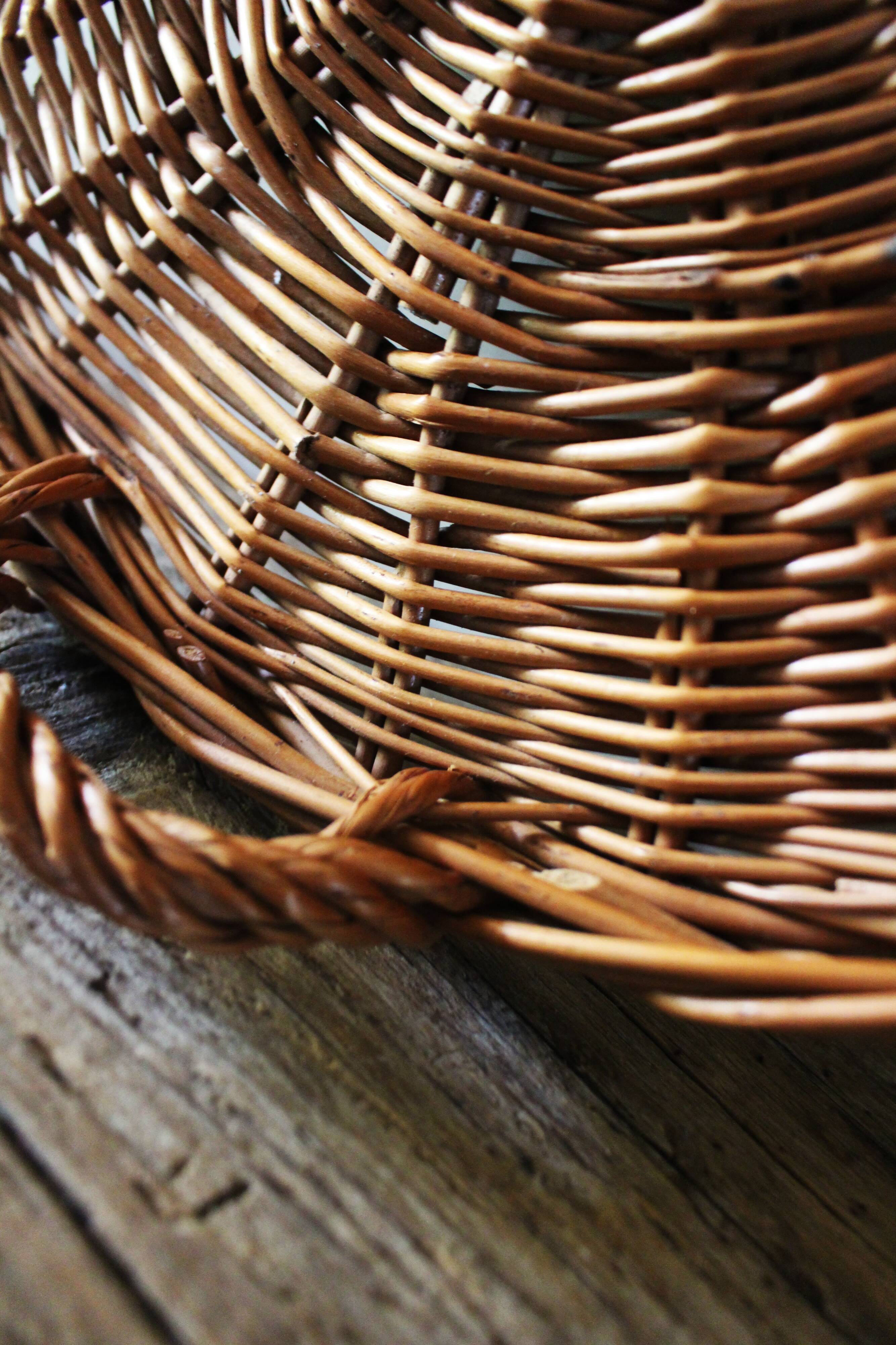 Medium round wicker plateau with two handles.