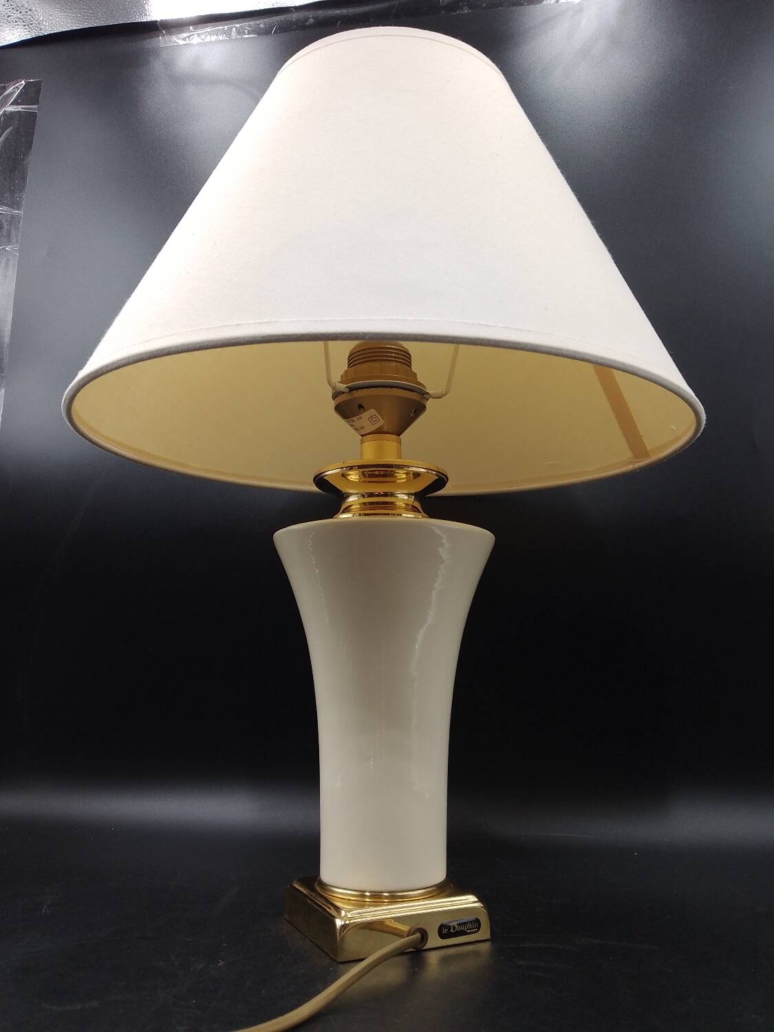 Belle lampe de table laiton et porcelaine du milieu du siècle maison le dauphin