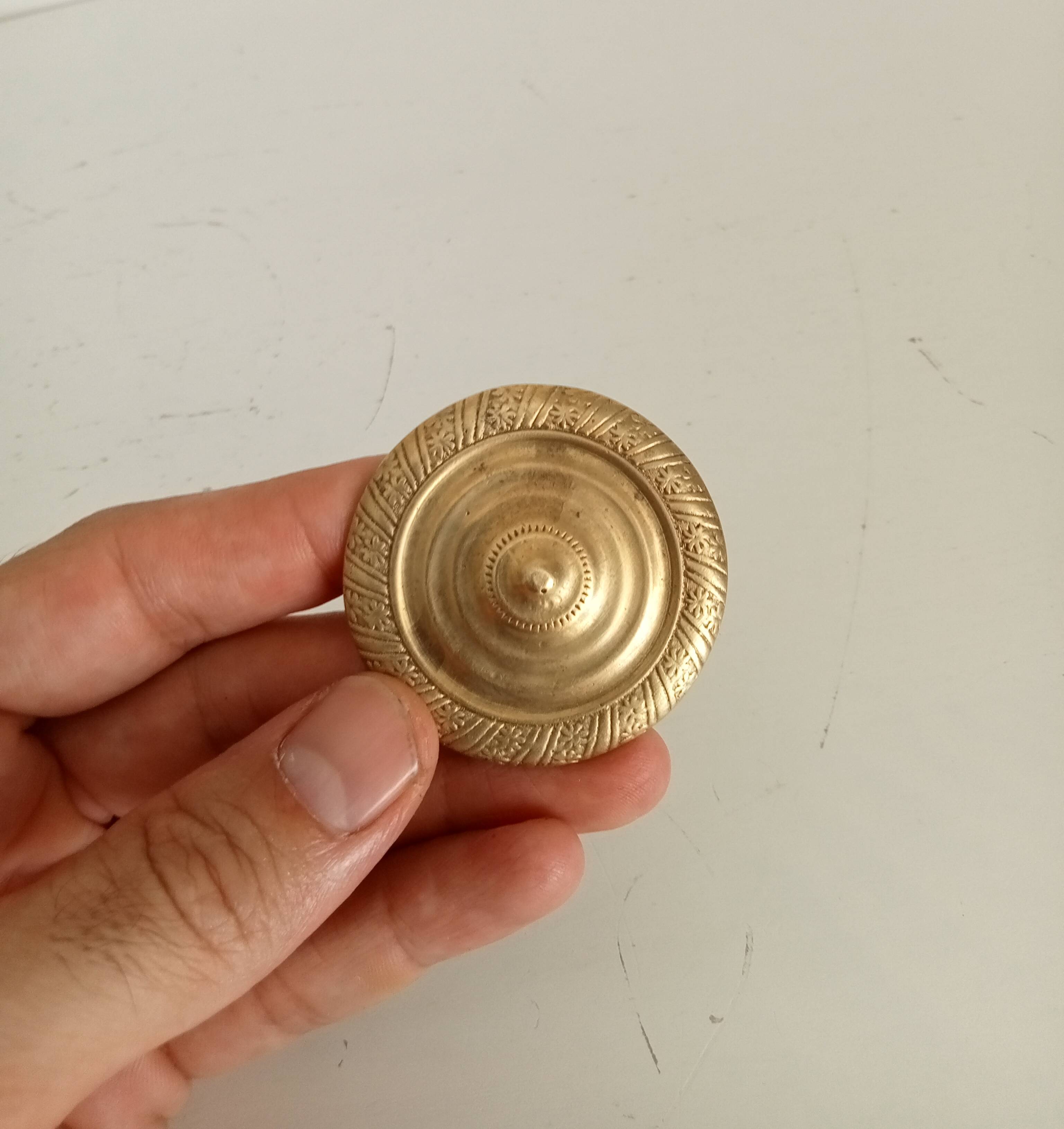Empire furniture knob in gilded brass, 19th century.