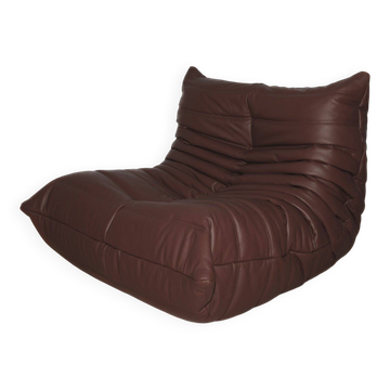 Fauteuil togo en cuir marron foncé par michel ducaroy pour ligne roset