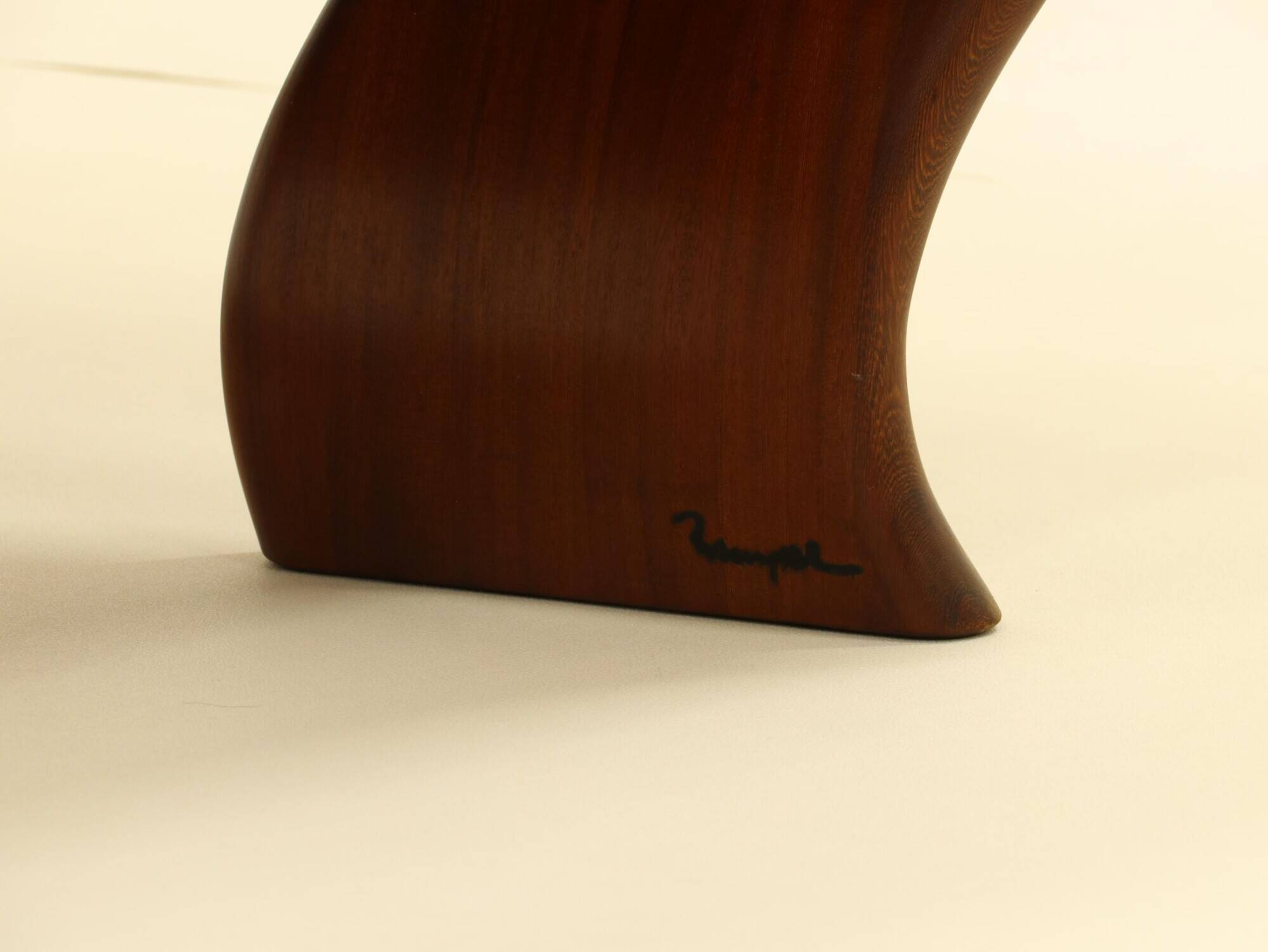 Table basse en Iroko massif par Marc Van Rampelberg