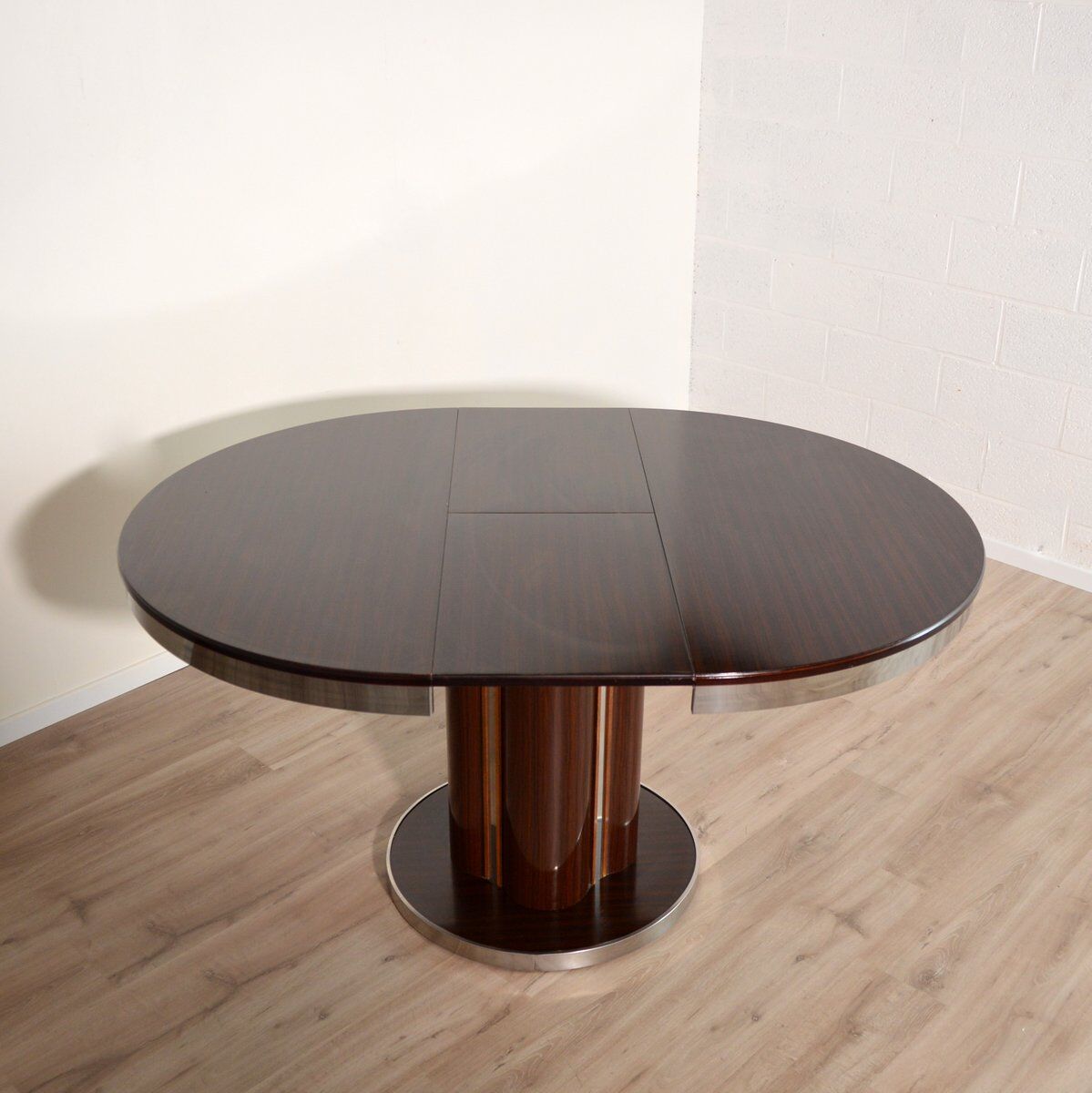 Round dining table with 1970s Italian design extension