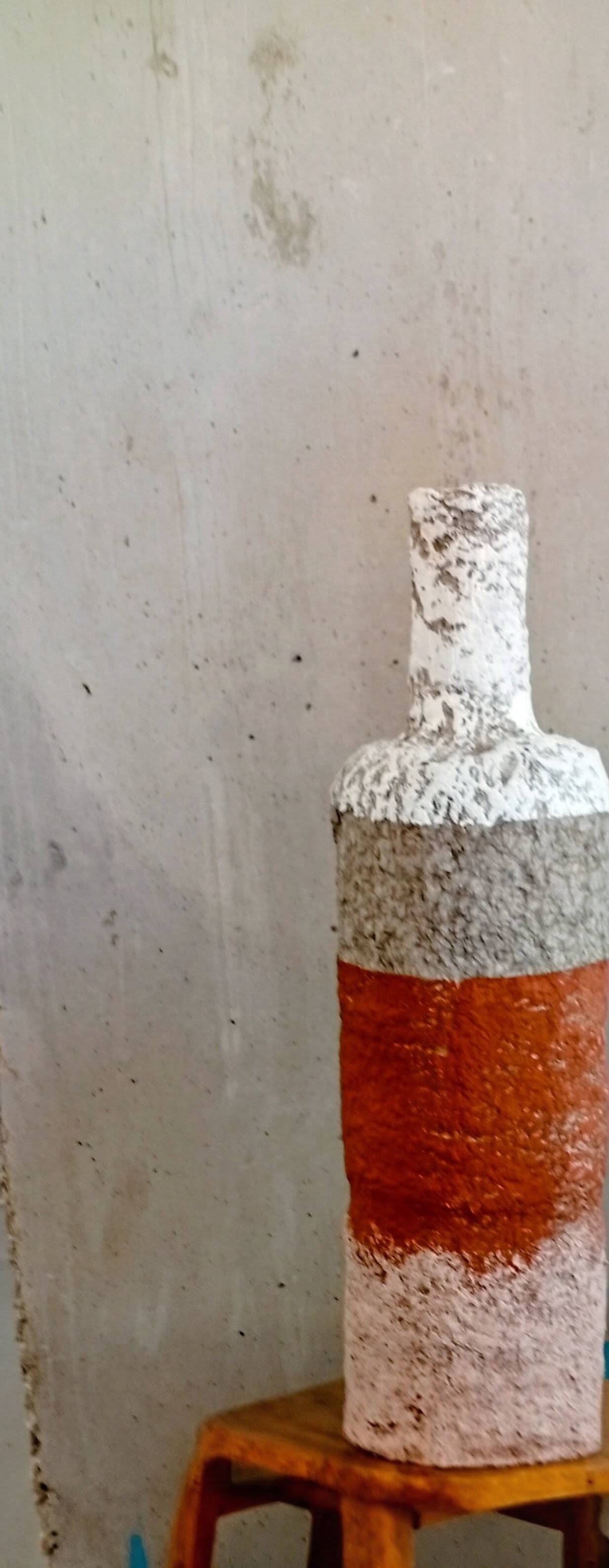 Sculptural vase with a mineral Boho spirit.