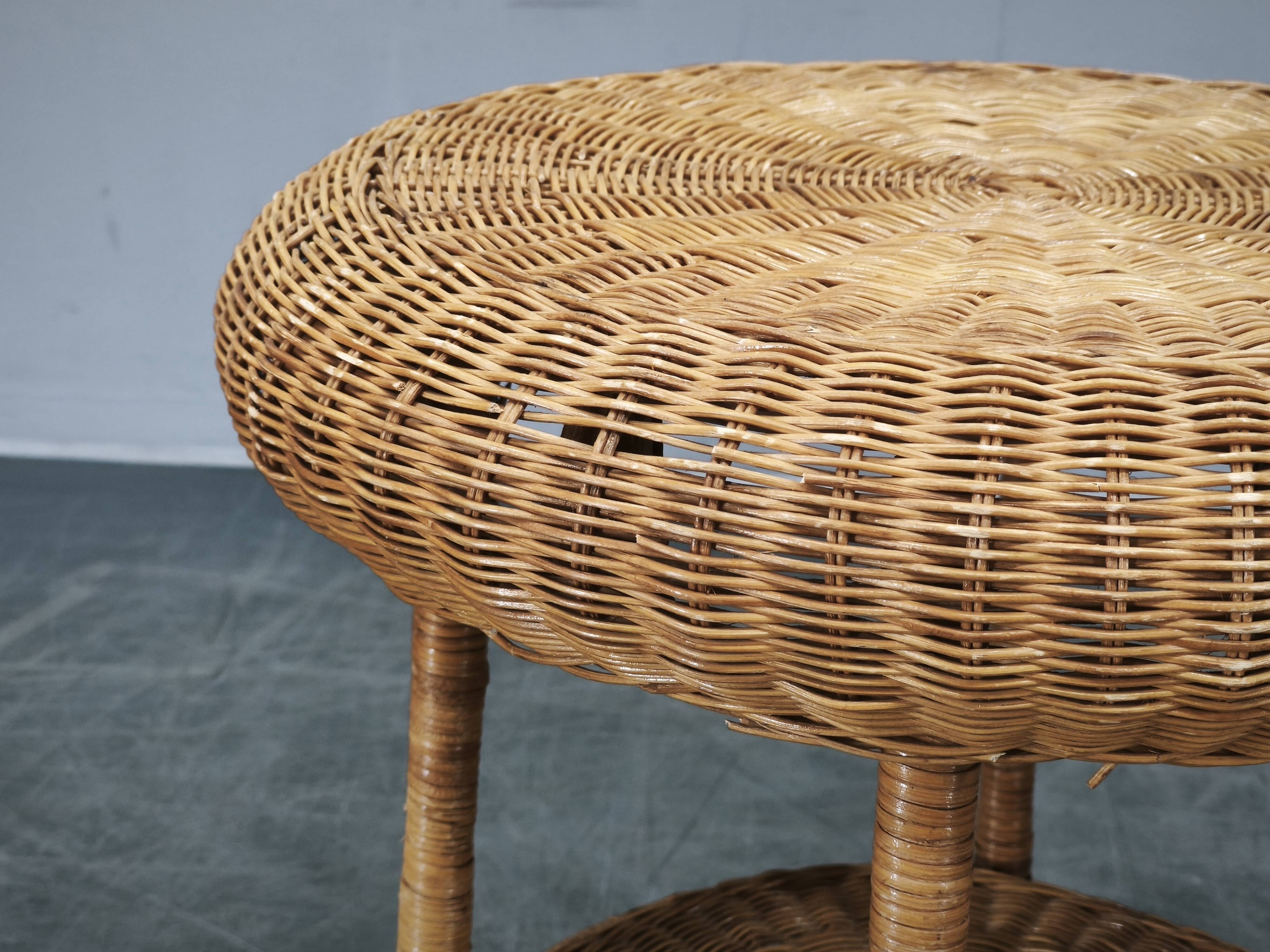 Ensemble de salon en rotin et osier italien des années 1950, quatre fauteuils et une table.