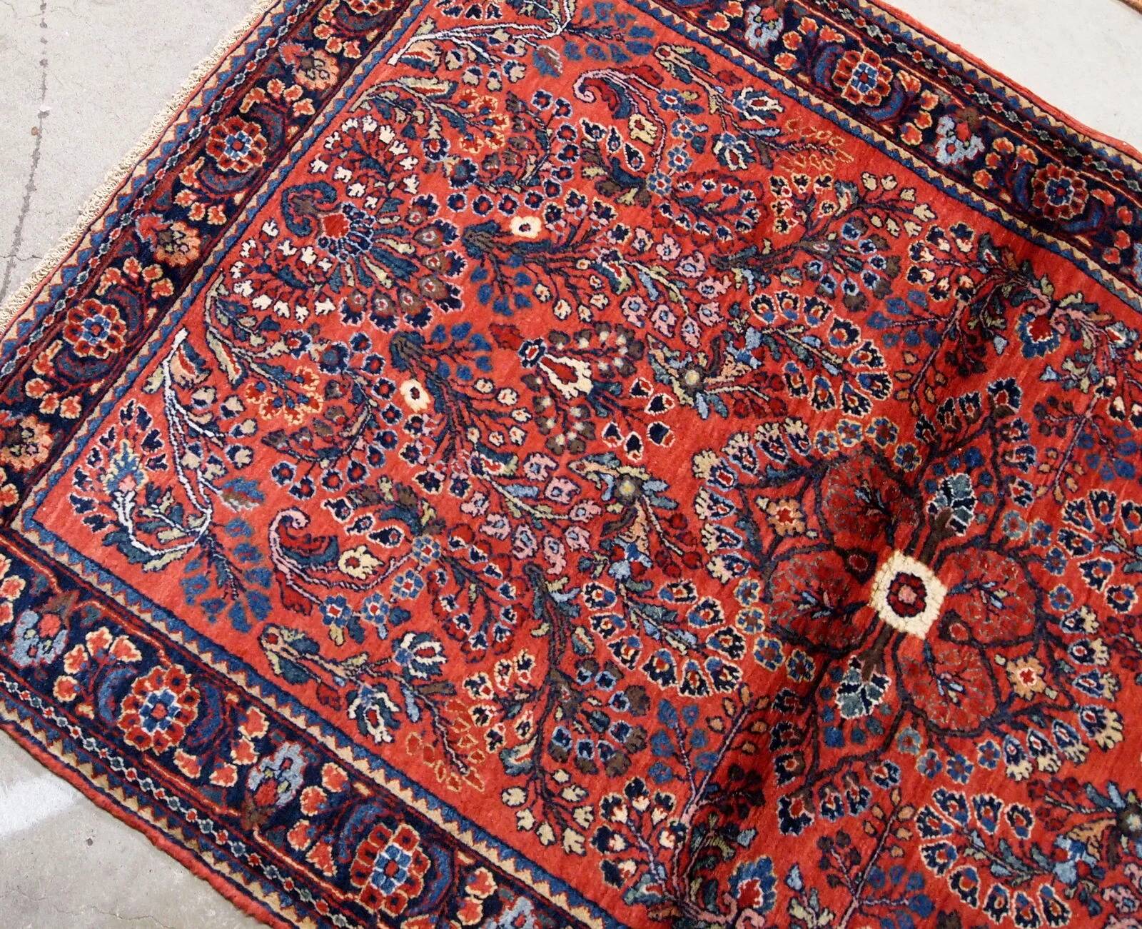 Handmade antique Persian Sarouk rug 3.2' x 5.2' (97cm x 158cm) 1920s