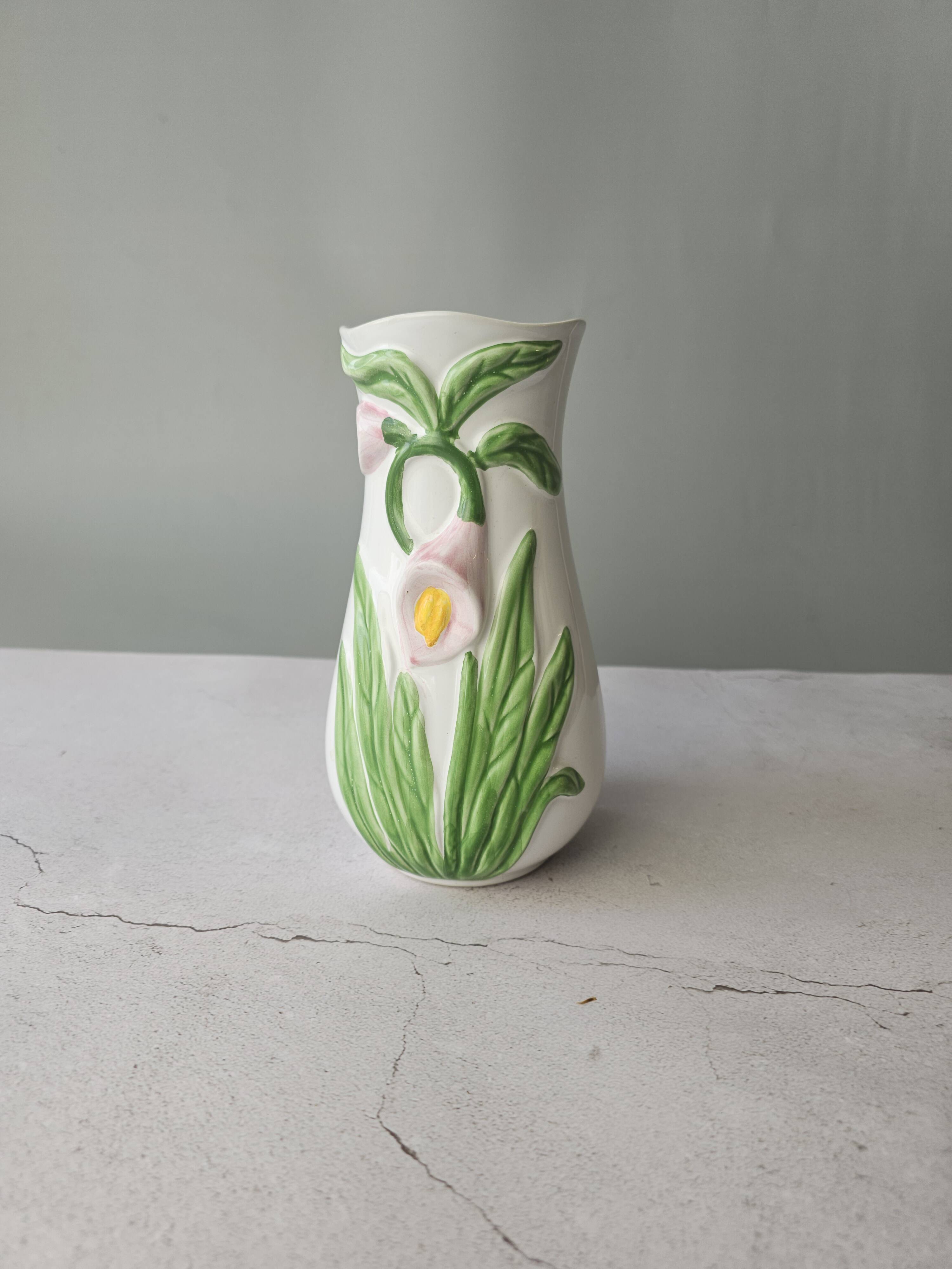 Vase in slipware with Arum flowers
