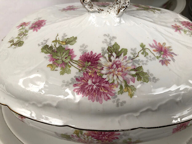 Limoges porcelain service decorated with flowers, mid XXth 57 pieces