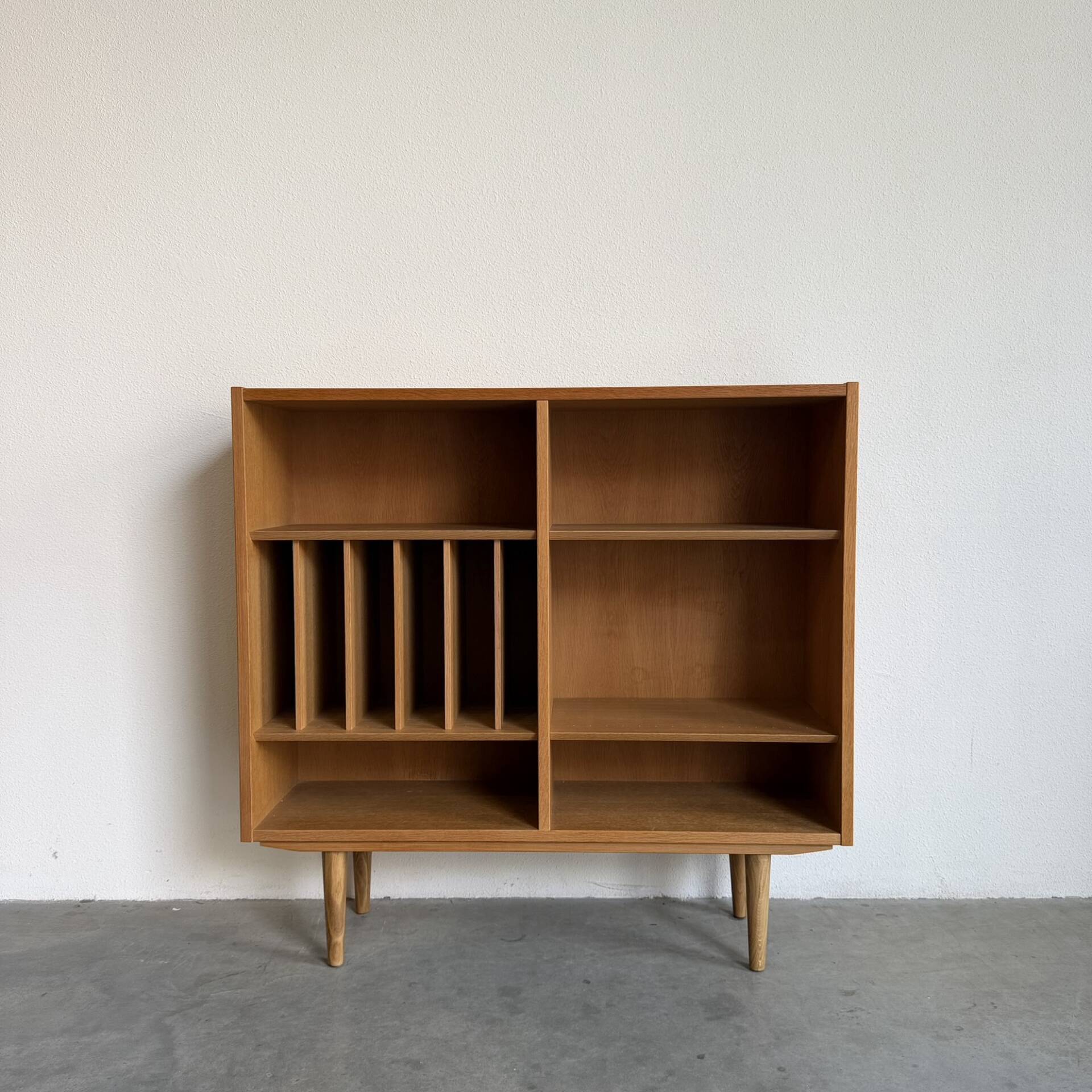 Vintage bookcase Hundevad oak vinyl